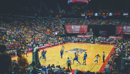 爱游戏真人体育娱乐-未来“足球新星”展翅高飞，欧冠舞台显锋芒，未来的足球新星