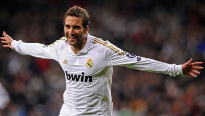 爱游戏智能平台-利物浦提前四轮英超夺冠，顶级联赛冠军数追平曼联，利物浦获英超冠军