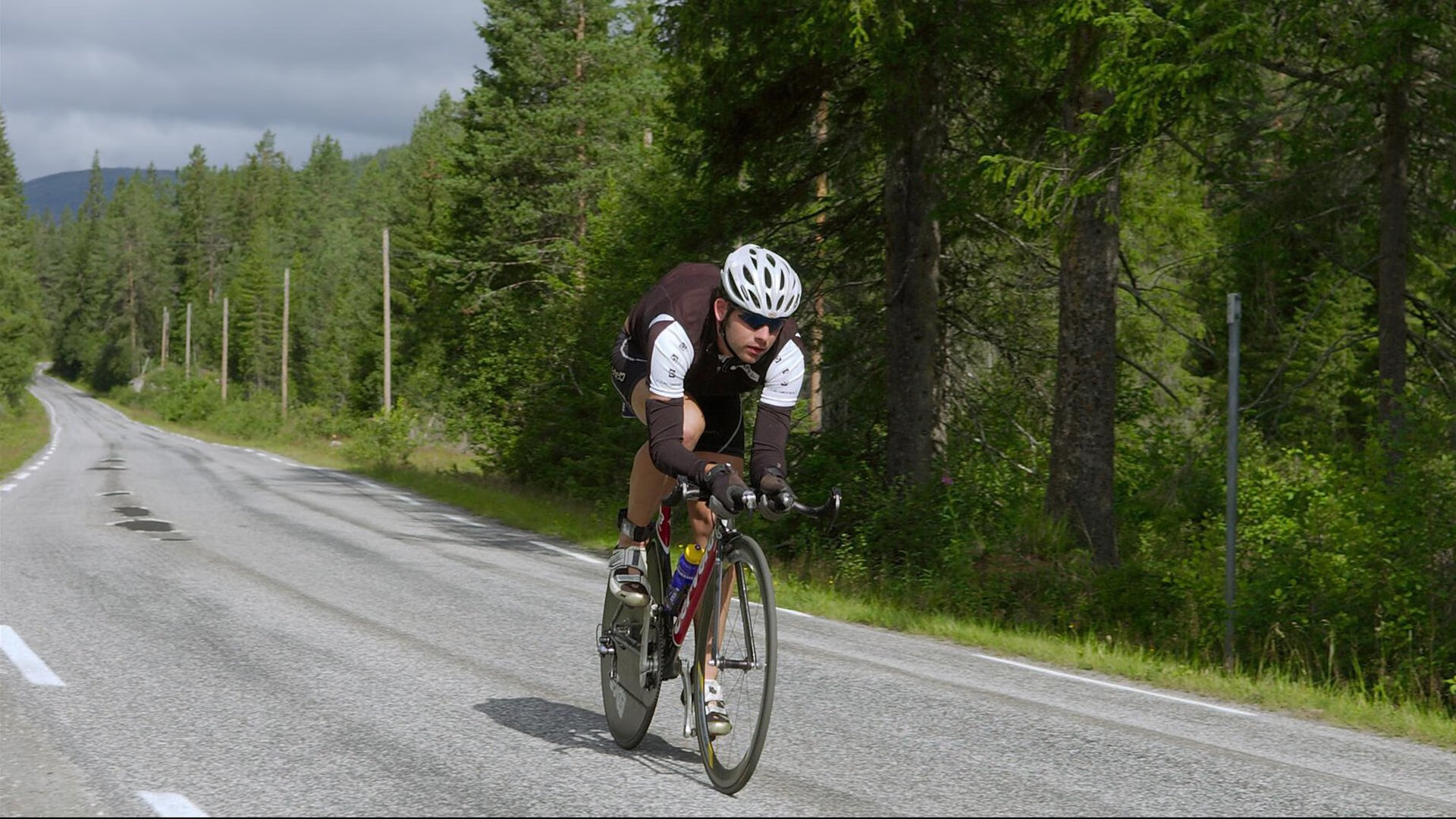 德甲比赛节奏加快，精彩反击体现战术多样，德甲打法特点